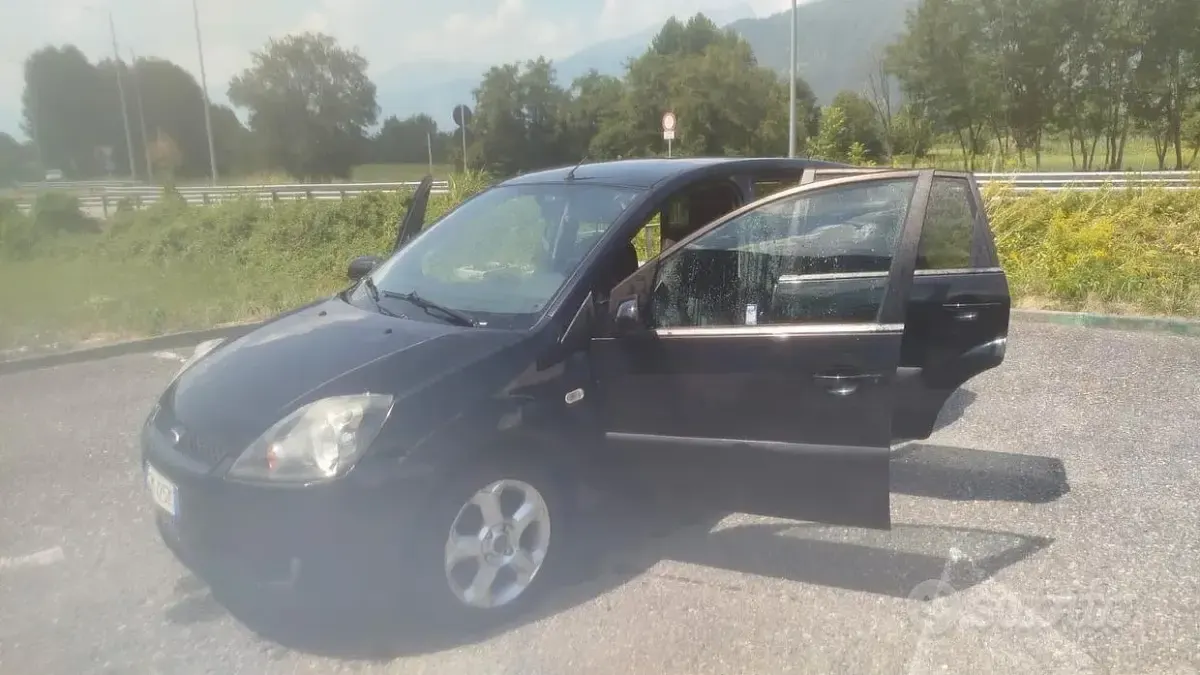 Usata Ford Fiesta 68 CV (50 kW) 2006 Nero Utilitaria