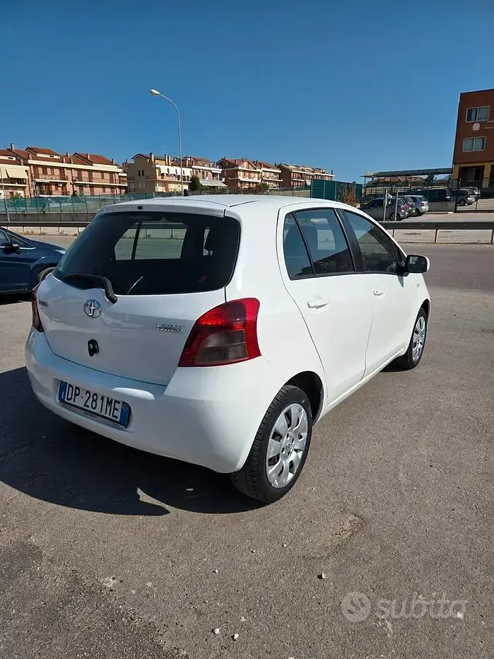 Usata Toyota Yaris Sol 69 CV (50 kW) 2008 Bianco Utilitaria