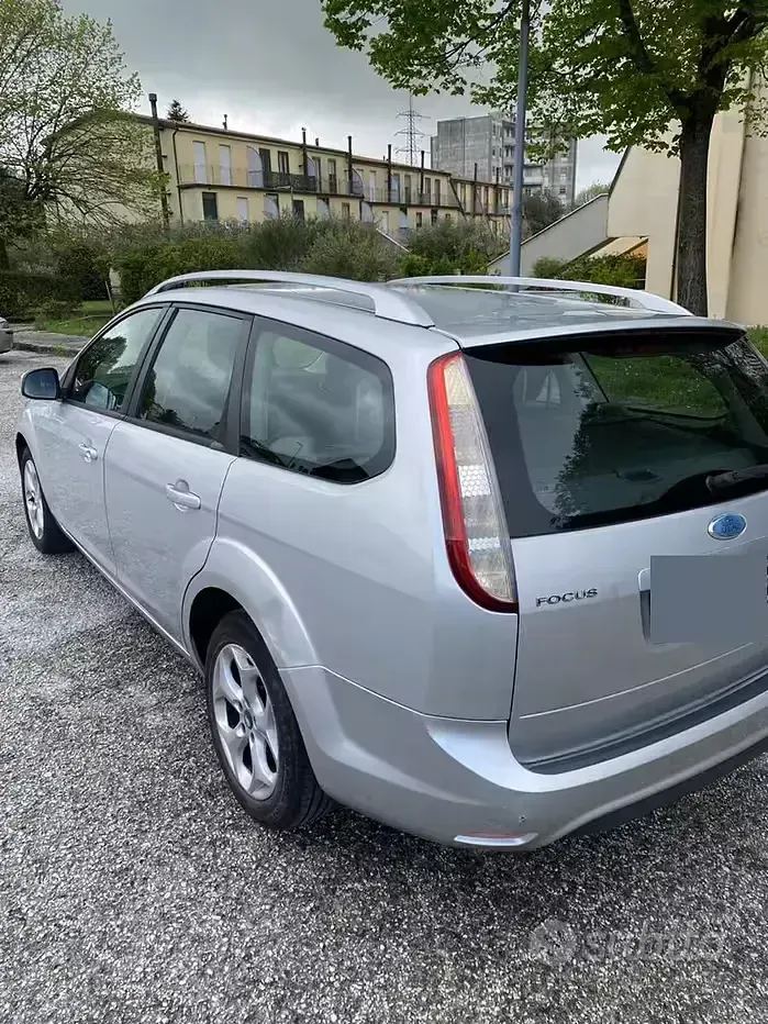 Usata Ford Focus 90 CV (66 kW) 2010 Grigio Station wagon