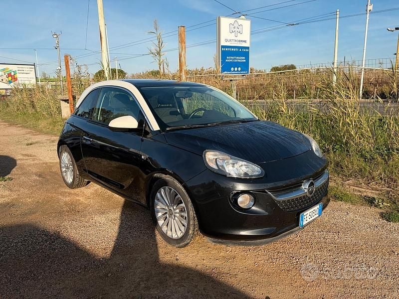 Usado Opel Adam 70 CV (51 kW) 2016 Negro Utilitario