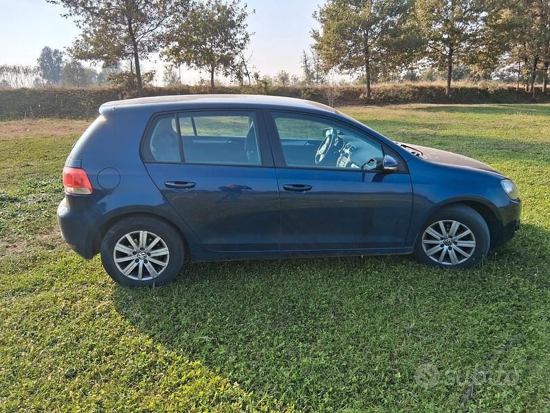 Blu Usata 2010 VW Golf VI Tre volumi | 7000 € (Buon prezzo) - Immagine 1/2