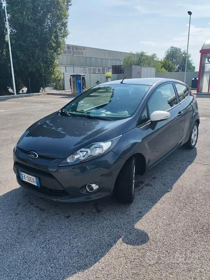 Usata Ford Fiesta 60 CV (44 kW) 2012 Grigio Berlina