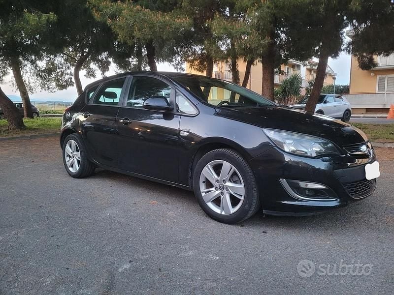 Usata Opel Astra 110 CV (80 kW) 2013 Nero Berlina