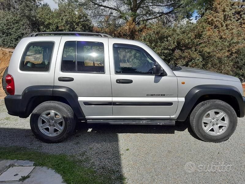Usata Jeep Cherokee Sport 143 CV (105 kW) 2002 Grigio SUV