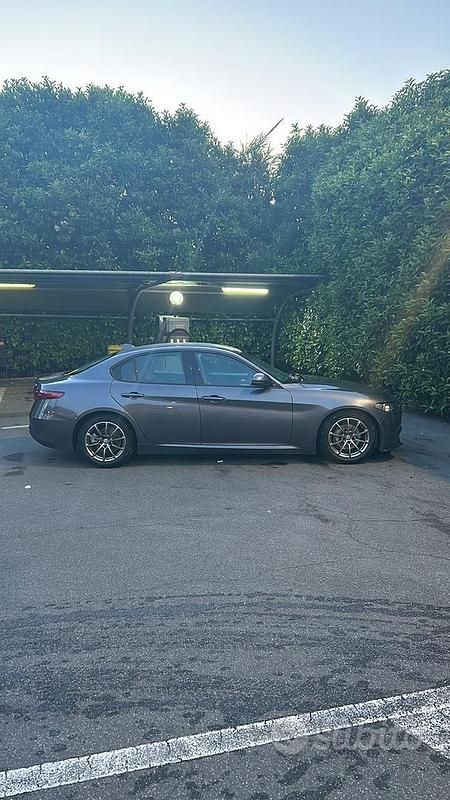 Usata Alfa Romeo Giulia 150 CV (110 kW) 2017 Grigio Berlina