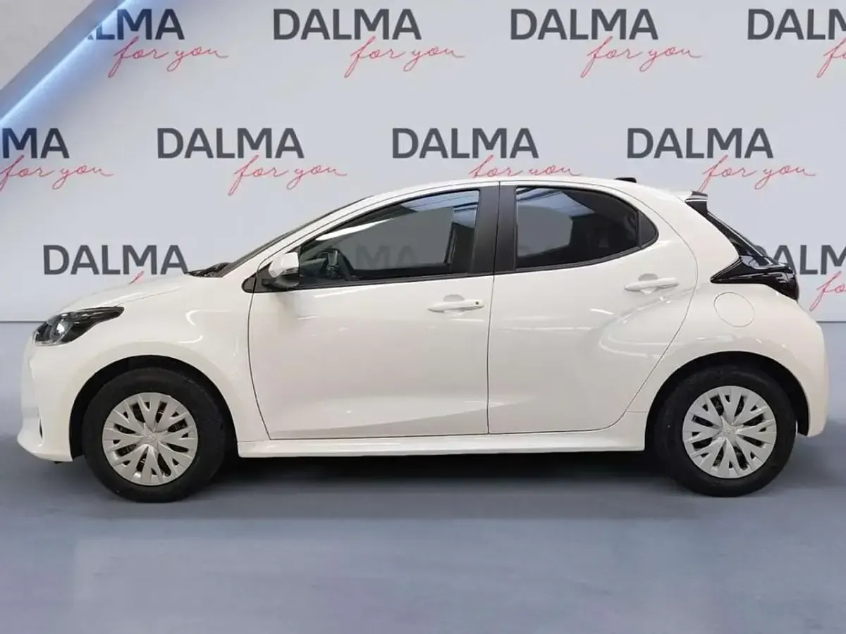 Nuova Toyota Yaris Hybrid Active 116 CV (85 kW) 2026 Super white Berlina