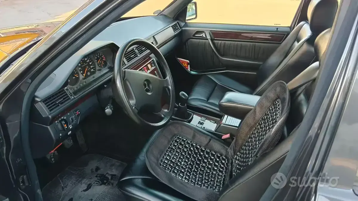 Usata Mercedes 200 122 CV (89 kW) 1991 Nero Berlina