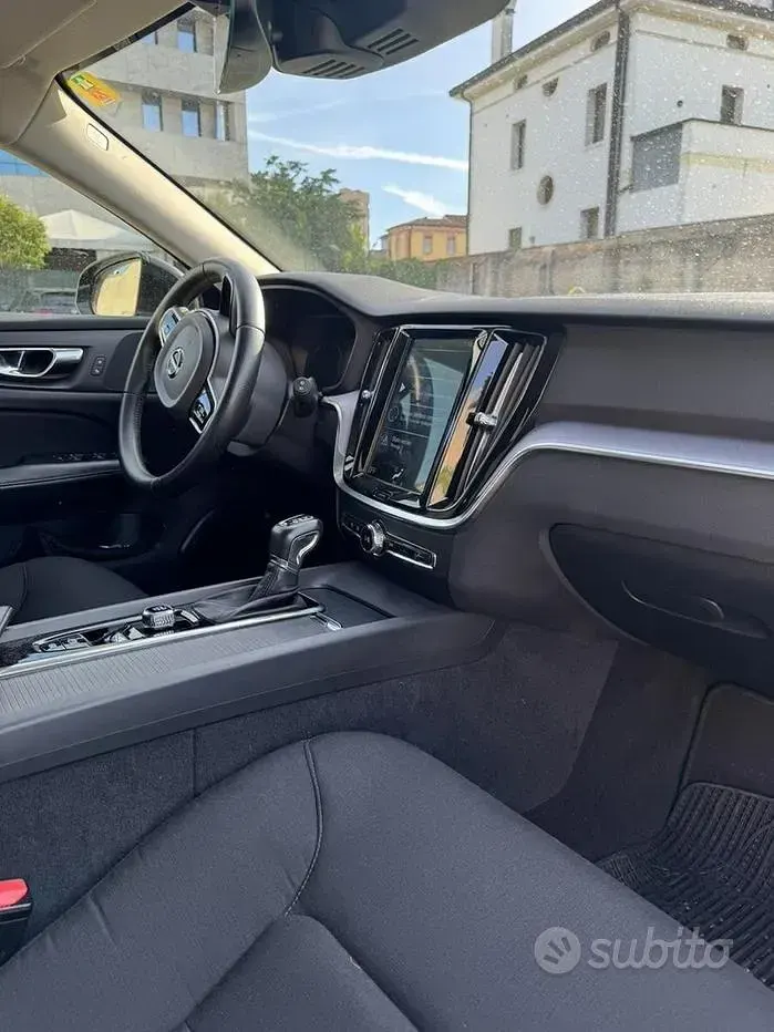 Usata Volvo V60 Business Edition 150 CV (110 kW) 2019 Nero Station wagon