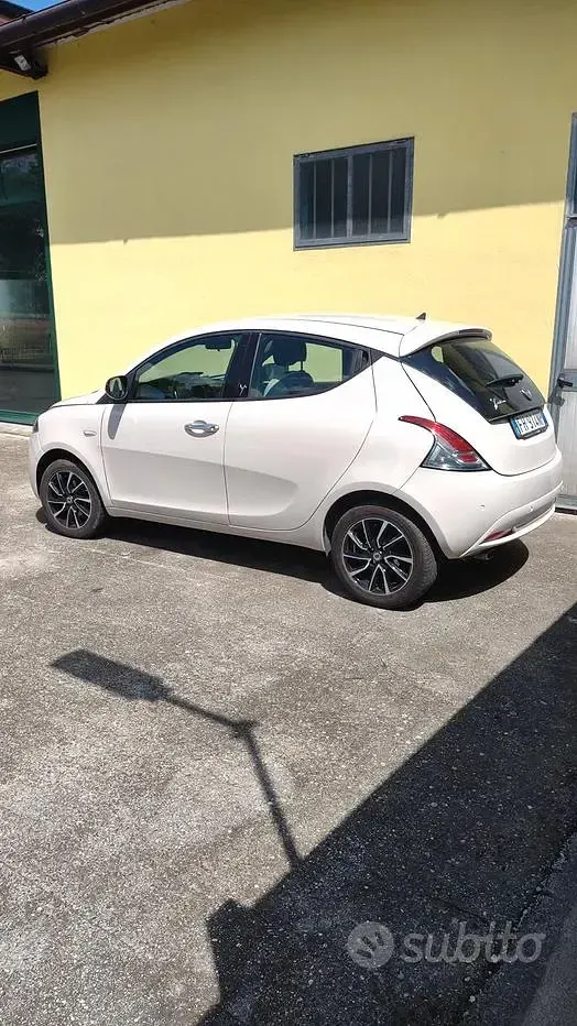 Usata Lancia Ypsilon 95 CV (69 kW) 2017 Bianco Utilitaria