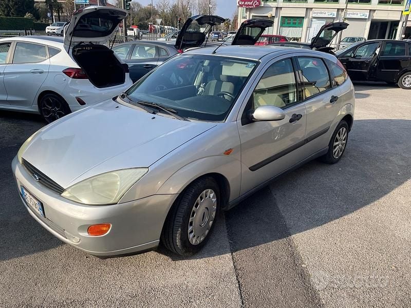 Usata Ford Focus Ghia 100 CV (73 kW) 1999 Grigio Berlina