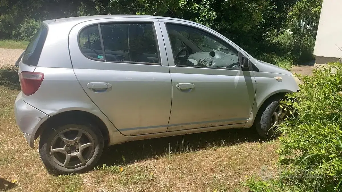 Begagnad Toyota Yaris 68 HK (50 kW) 2000 Grå Sedan