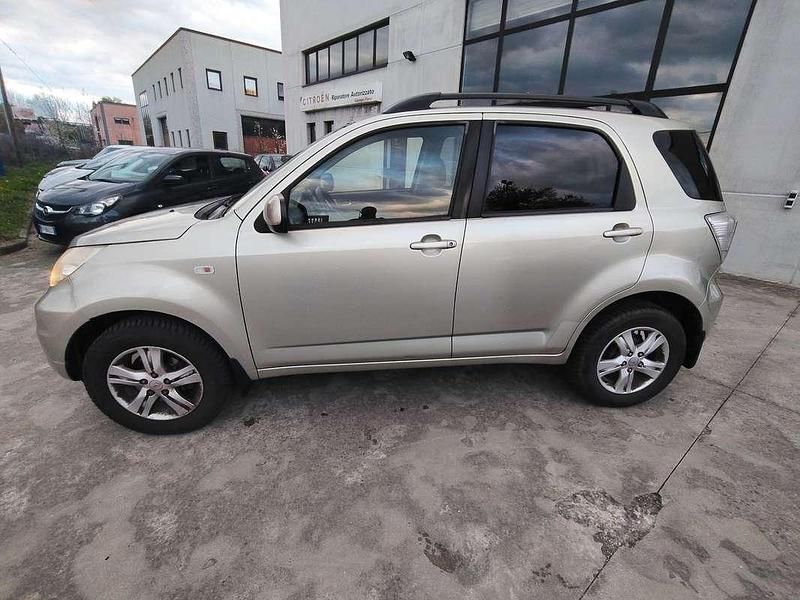 Usata Daihatsu Terios HIRO 105 CV (77 kW) 2009 Argento SUV