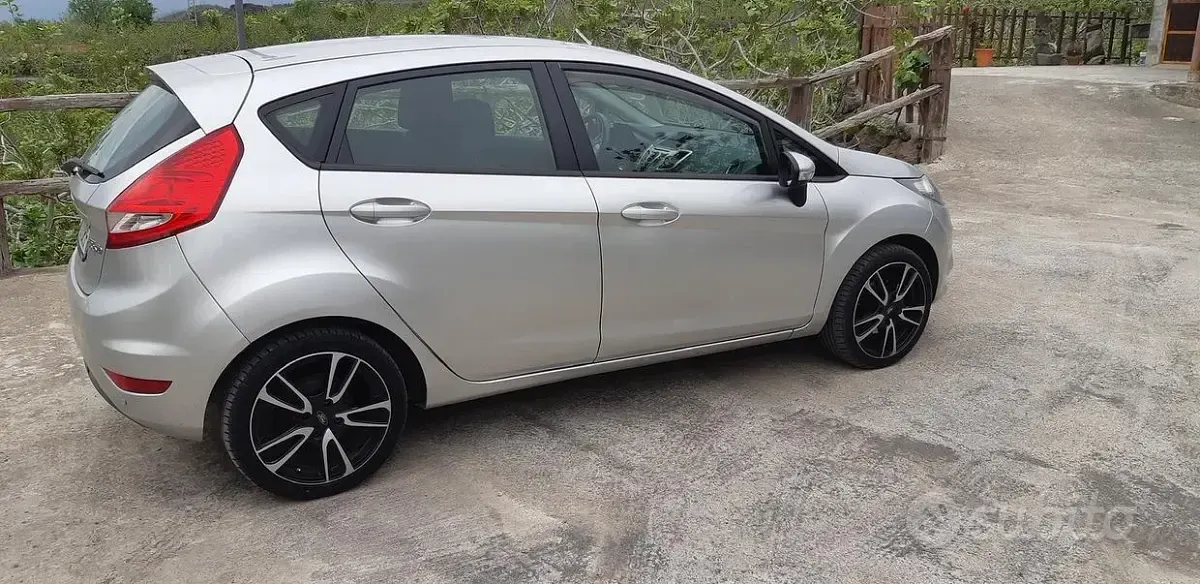 Usata Ford Fiesta 70 CV (51 kW) 2012 Grigio Utilitaria