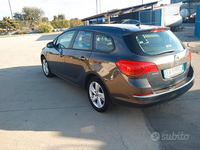 Usata Opel Astra 130 CV (95 kW) 2014 Grigio Berlina