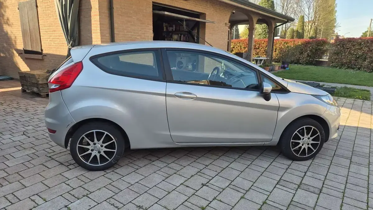 Usata Ford Fiesta 71 CV (52 kW) 2011 Argento Berlina