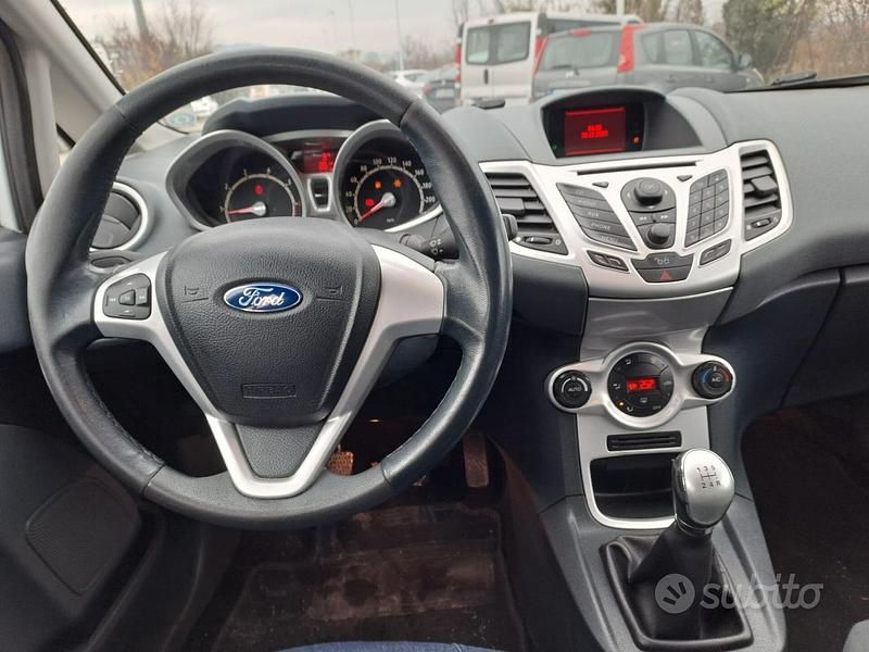 Usata Ford Fiesta 59 CV (43 kW) 2010 Bianco Utilitaria