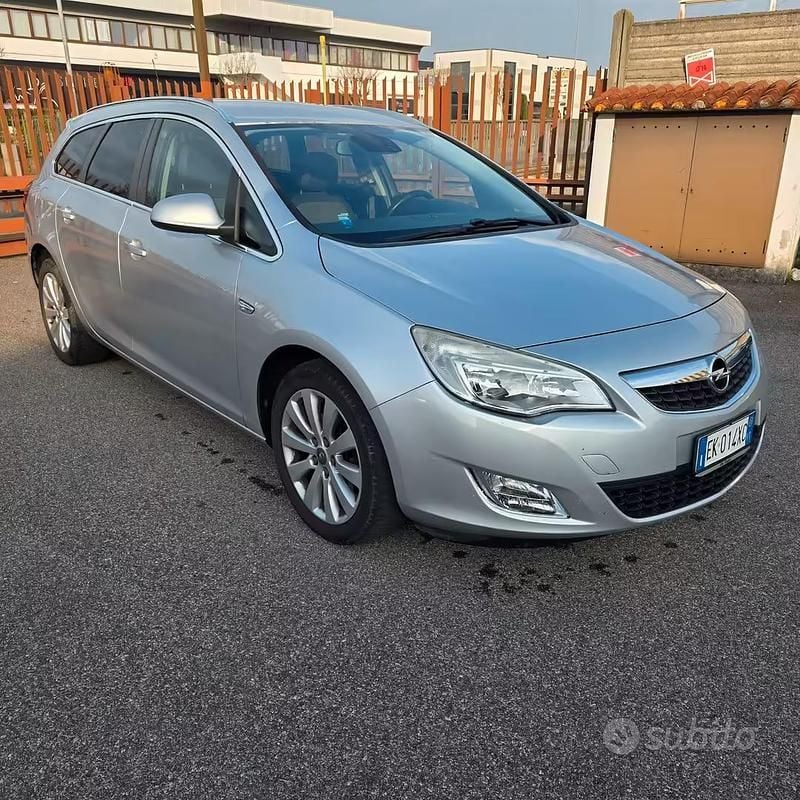 Usata Opel Astra Cosmo 125 CV (91 kW) 2011 Grigio Station wagon