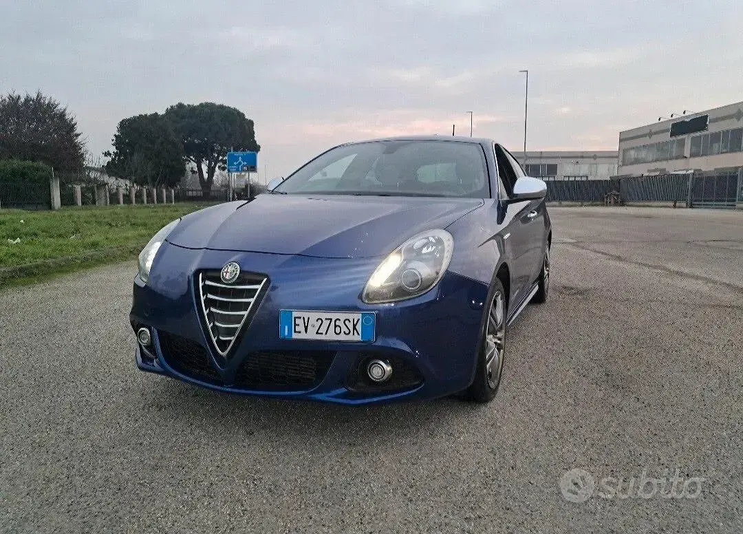 Usata Alfa Romeo Giulietta Distinctive 120 CV (88 kW) 2014 Bluazzurro Utilitaria