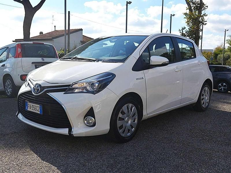 Bianco Usata 2015 Toyota Yaris Hybrid Active Tre volumi | 8500 € (Buon prezzo) - Immagine 1/4