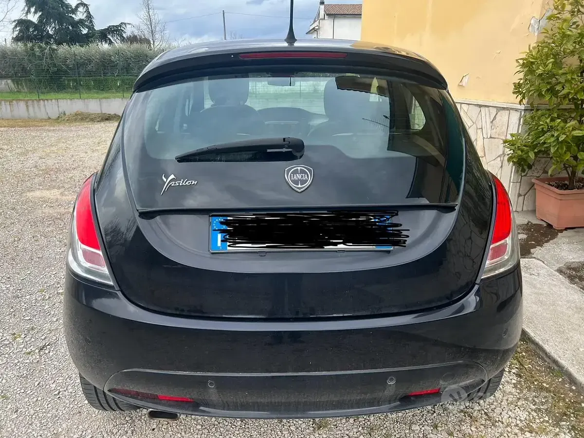 Usata Lancia Ypsilon 95 CV (69 kW) 2016 Nero Utilitaria