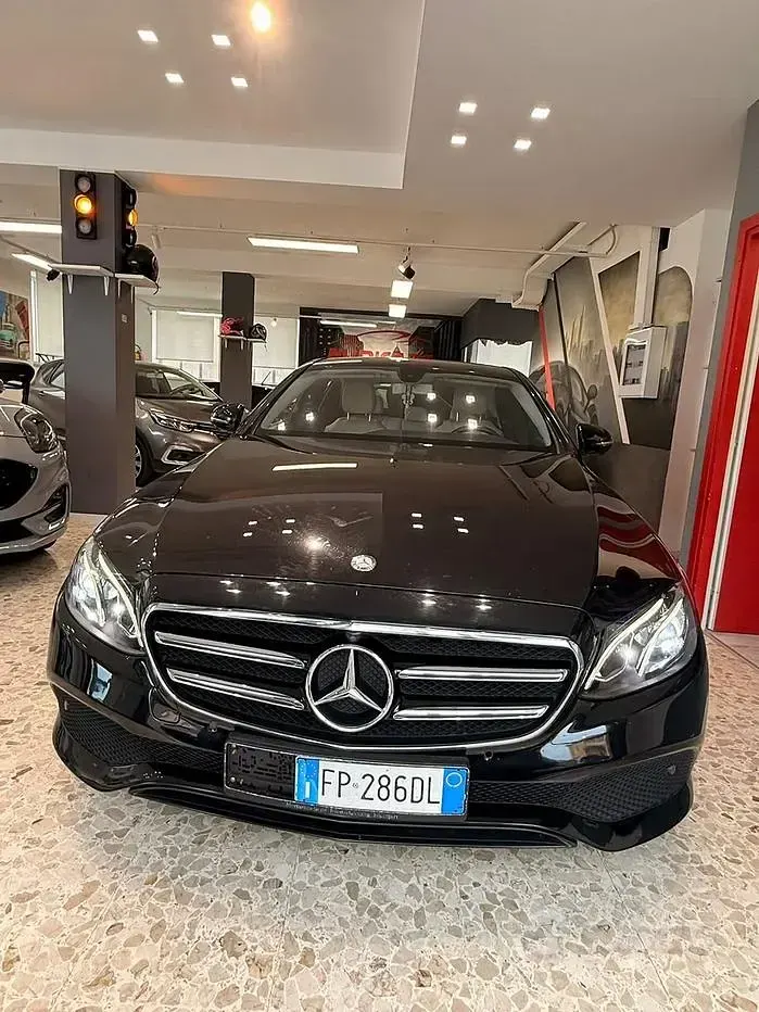 Usata Mercedes E220 264 CV (194 kW) 2018 Nero Berlina