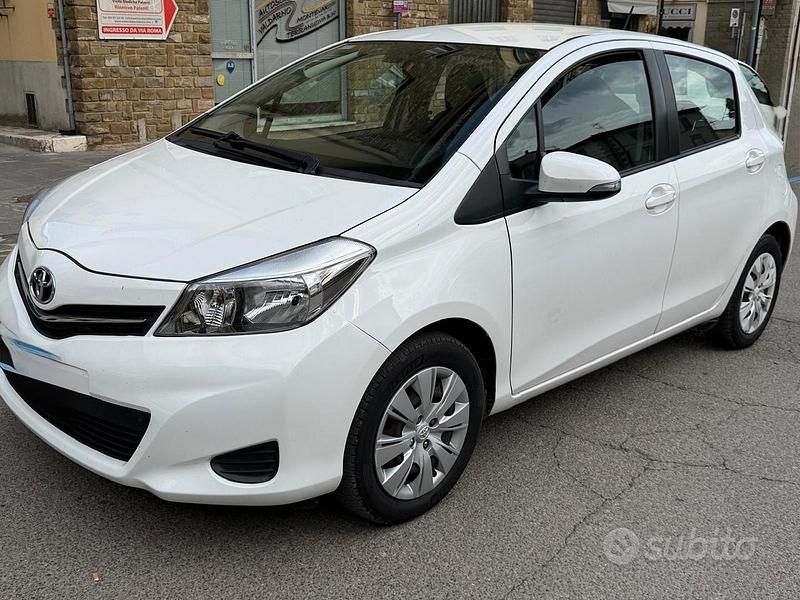Usata Toyota Yaris 69 CV (50 kW) 2013 Bianco Utilitaria