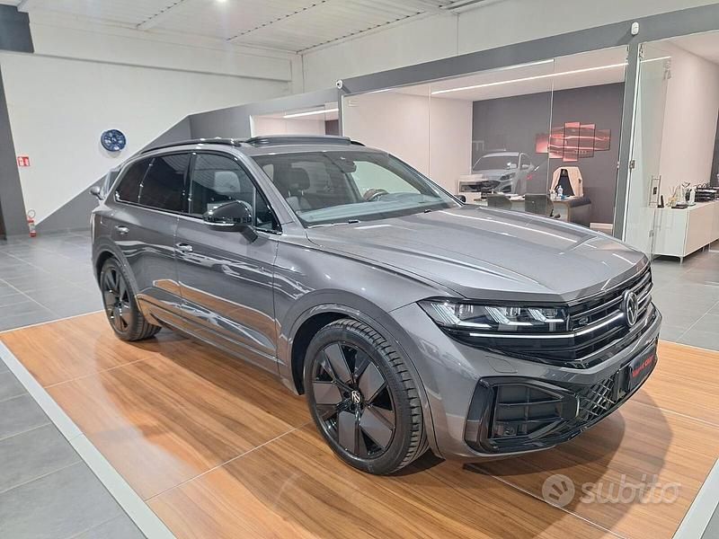Usata VW Touareg R-line 231 CV (169 kW) 2024 Grigio SUV