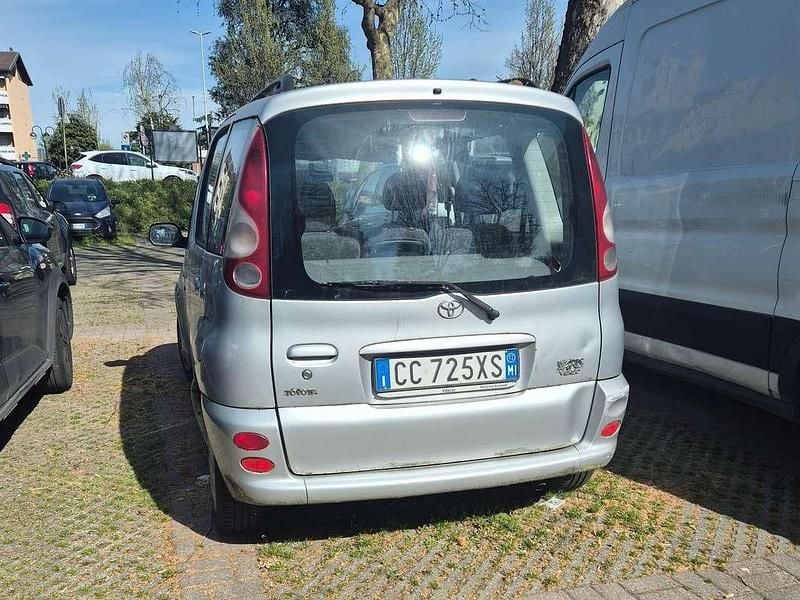 Usata Toyota Yaris Verso Sol 86 CV (63 kW) 2002 Grigio Monovolume