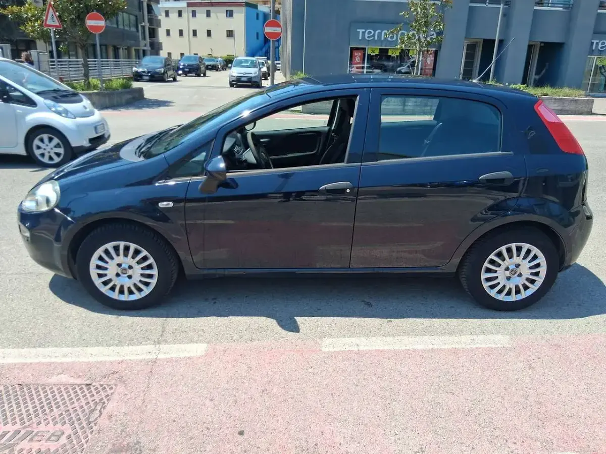 Usata Fiat Punto Lounge 69 CV (50 kW) 2016 Blu/azzurro Utilitaria