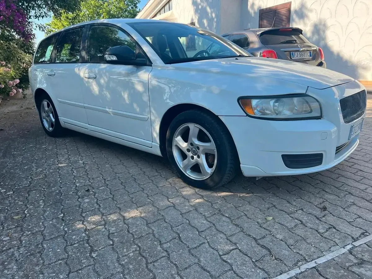 Usata Volvo V50 R-Design 115 CV (84 kW) 2010 Bianco Station wagon