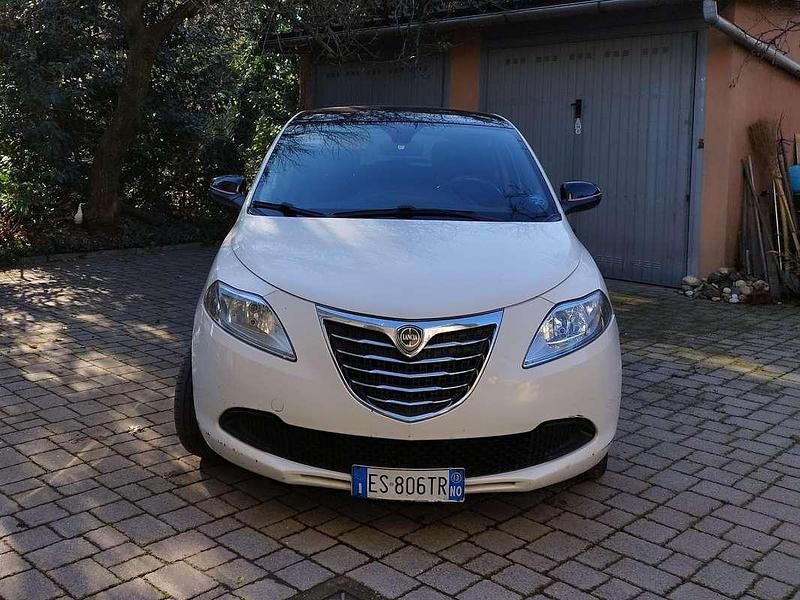 Usata Lancia Ypsilon 69 CV (50 kW) 2013 Bianco Utilitaria