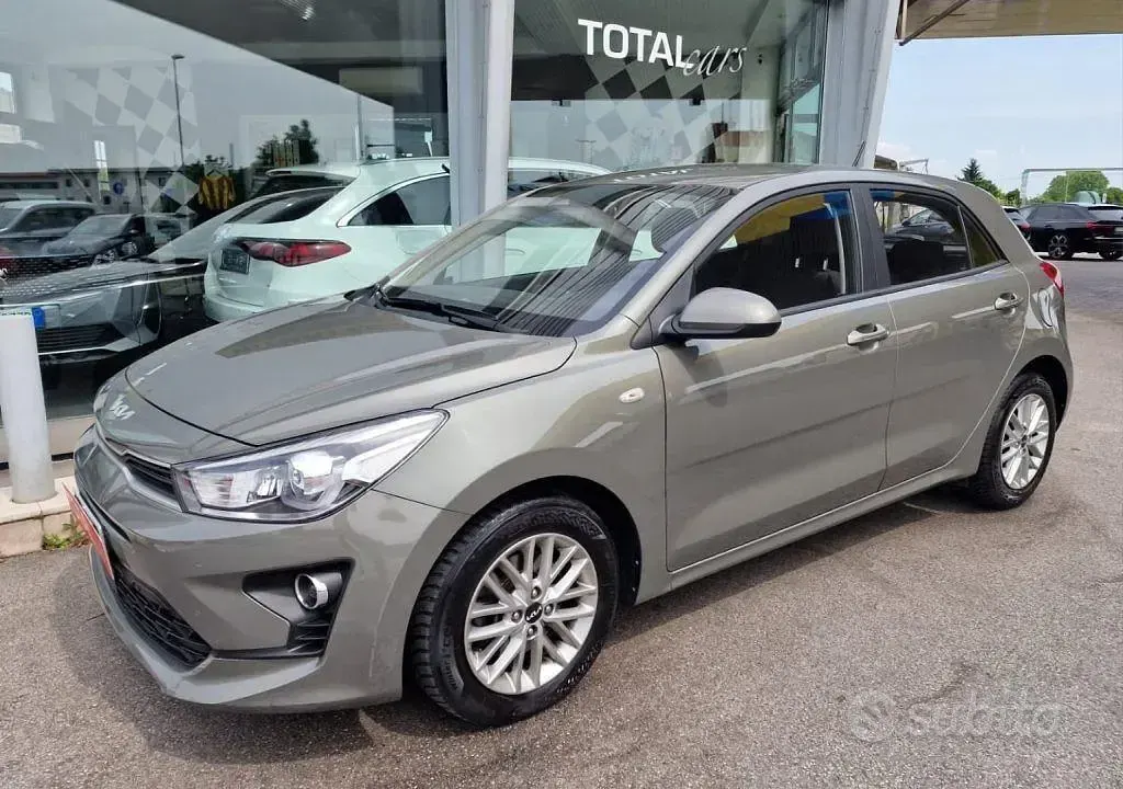 Usata Kia Rio Style 101 CV (74 kW) 2022 Grigio metallizzato Berlina