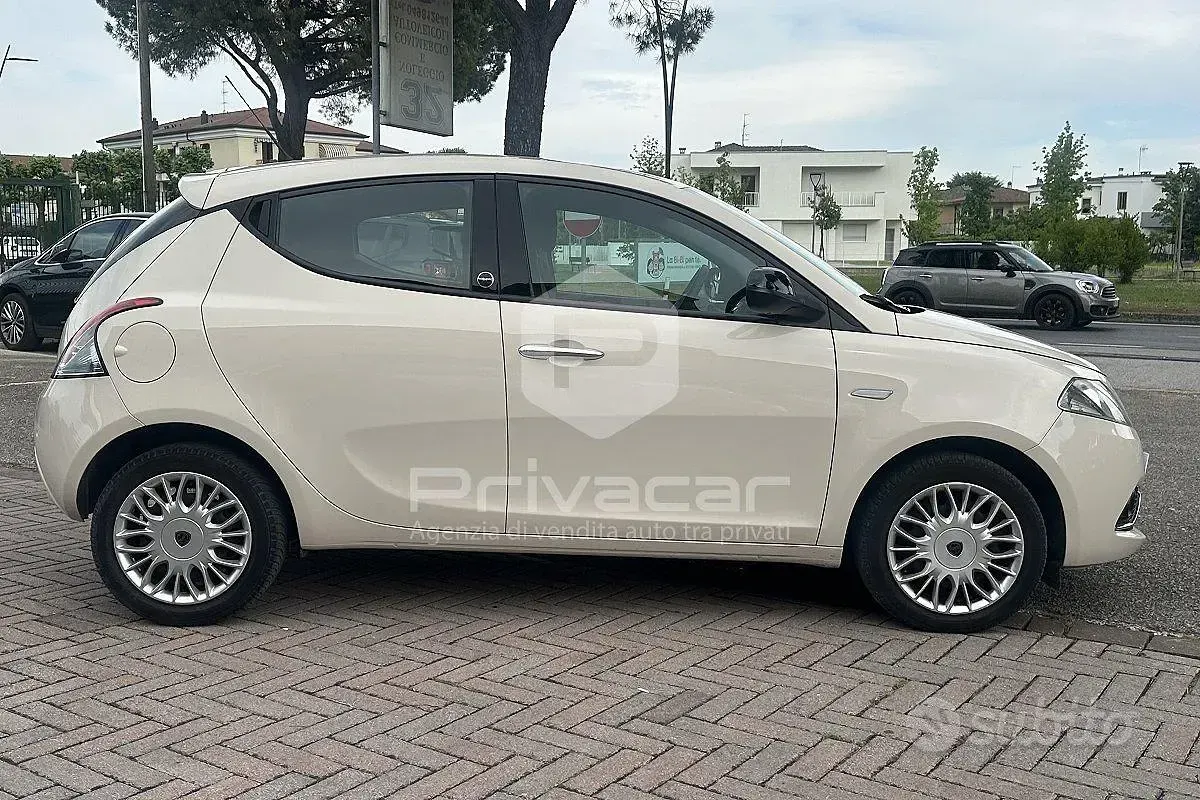 Usata Lancia Ypsilon Gold 69 CV (50 kW) 2017 Bianco Utilitaria