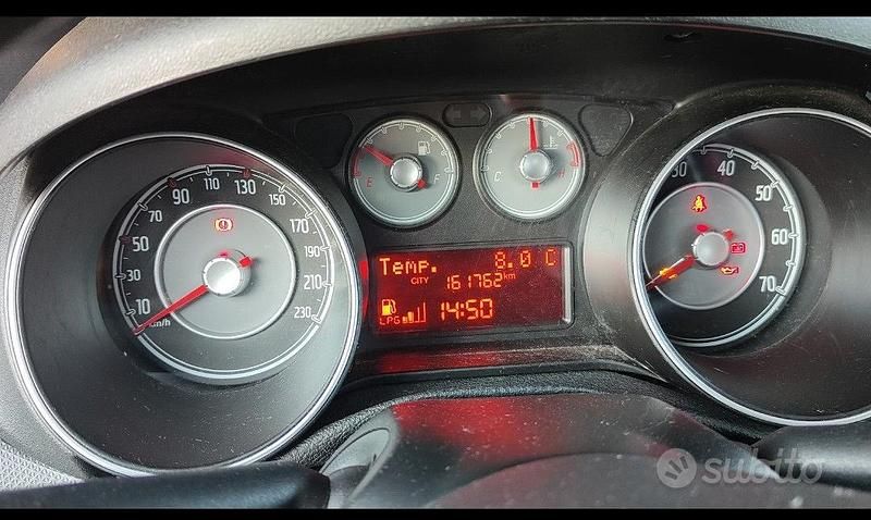 Usata Fiat Punto 77 CV (56 kW) 2014 Nero Berlina