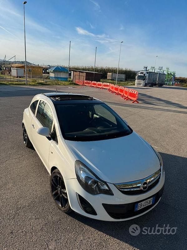 Bianco Usata 2011 Opel Corsa Due volumi | 3500 € (Ottimo prezzo) - Immagine 1/4