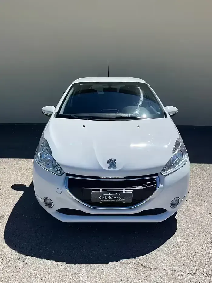 Usata Peugeot 208 Access 82 CV (60 kW) 2012 Bianco Utilitaria