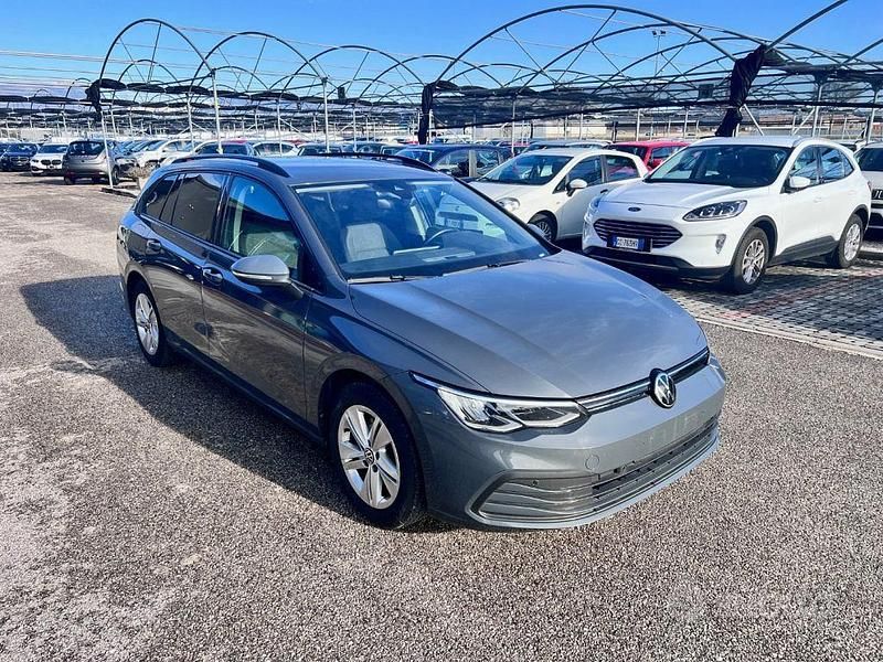Usata VW Golf VIII Life 116 CV (85 kW) 2021 Grigio Station wagon