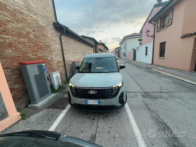 Käytetty Ford Tourneo Courier 125 HP (91 kW) 2024 Harmaa Tila-auto