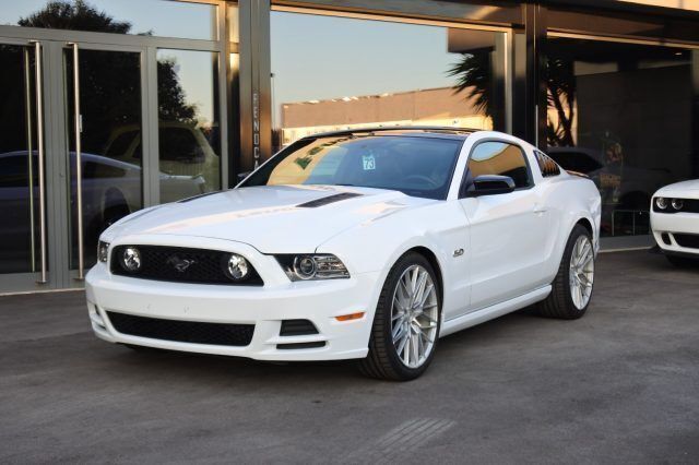 Usata Ford Mustang GT Fastback 420 CV (308 kW) 2013 Bianco pastello Utilitaria