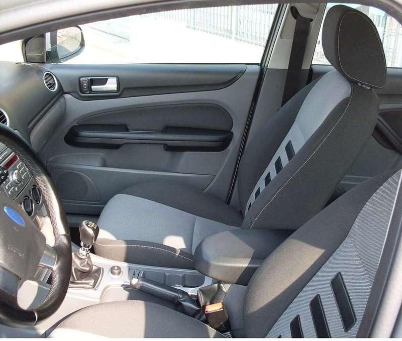 Usado Ford Focus Style 109 HP (80 kW) 2011 Prateado Carrinha