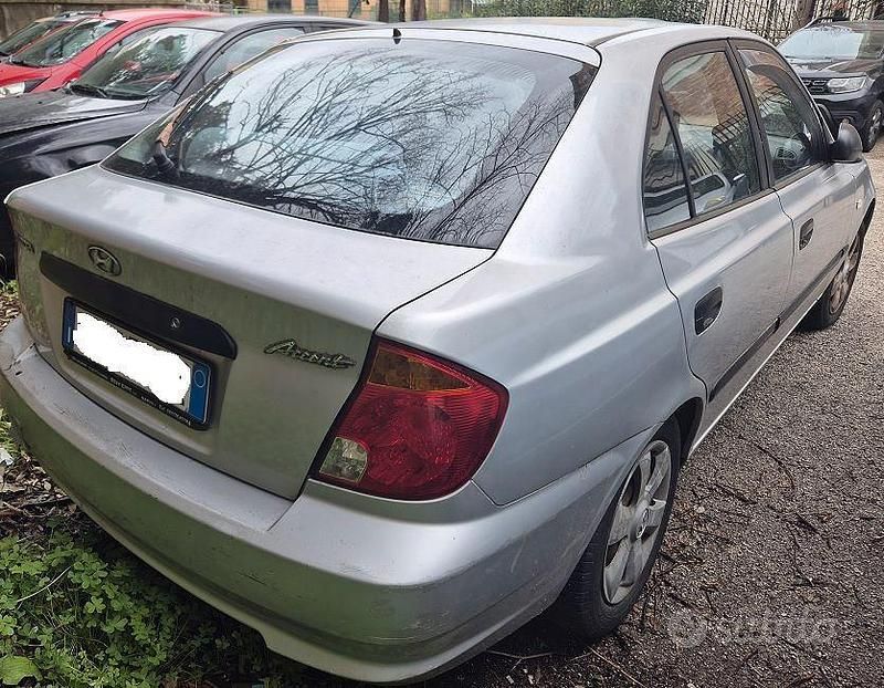 Usata Hyundai Accent 82 CV (60 kW) 2004 Grigio Berlina
