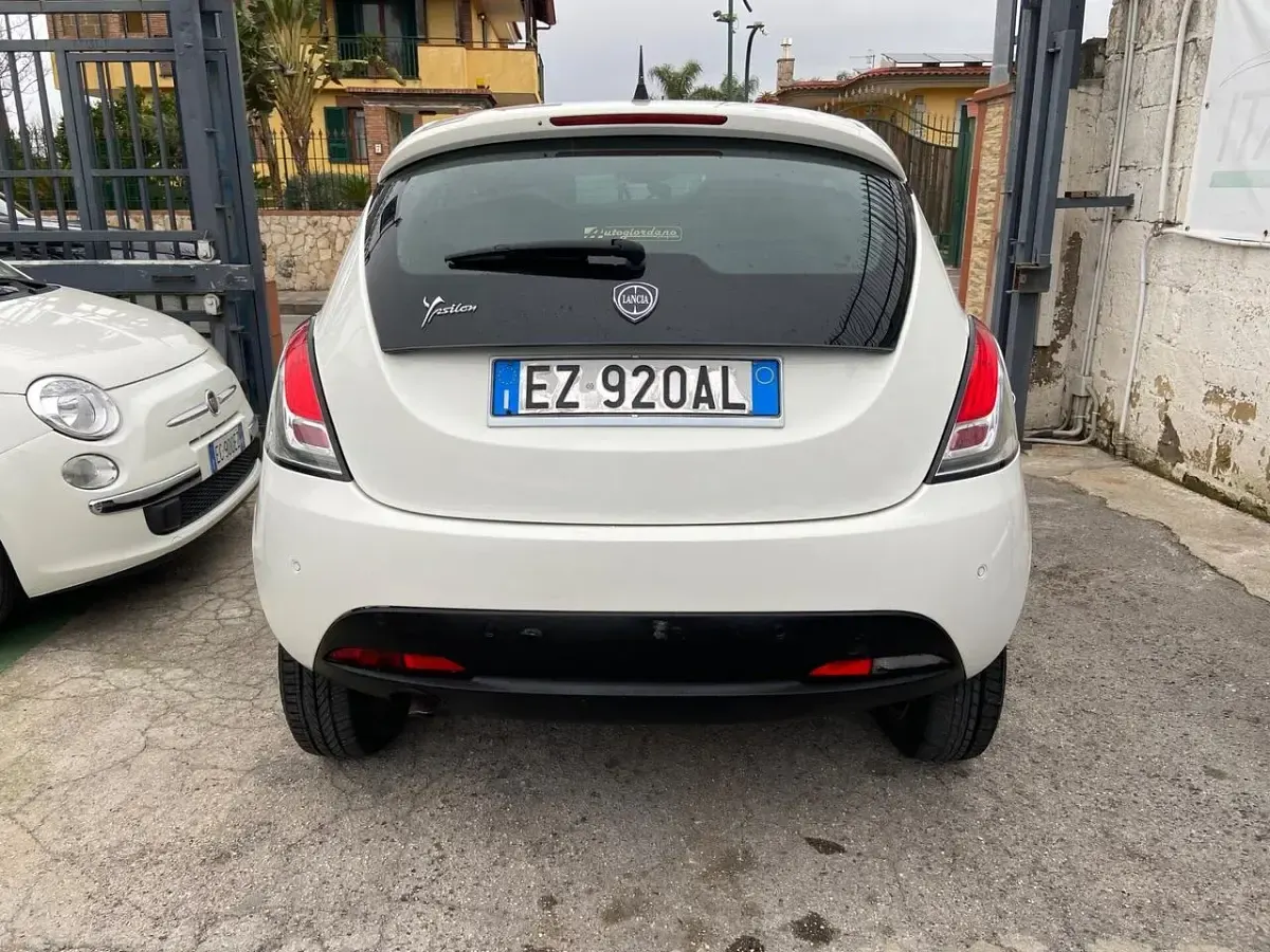 Usata Lancia Ypsilon 85 CV (62 kW) 2015 Bianco Utilitaria