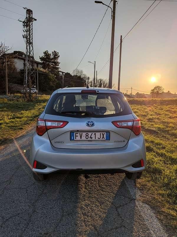 Usata Toyota Yaris Hybrid Active 73 CV (53 kW) 2019 Argento Berlina