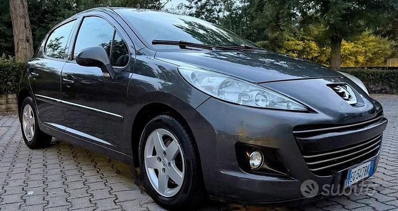 Grigio Usata 2011 Peugeot 207 Tre volumi | 3200 € (Ottimo prezzo) - Immagine 1/4