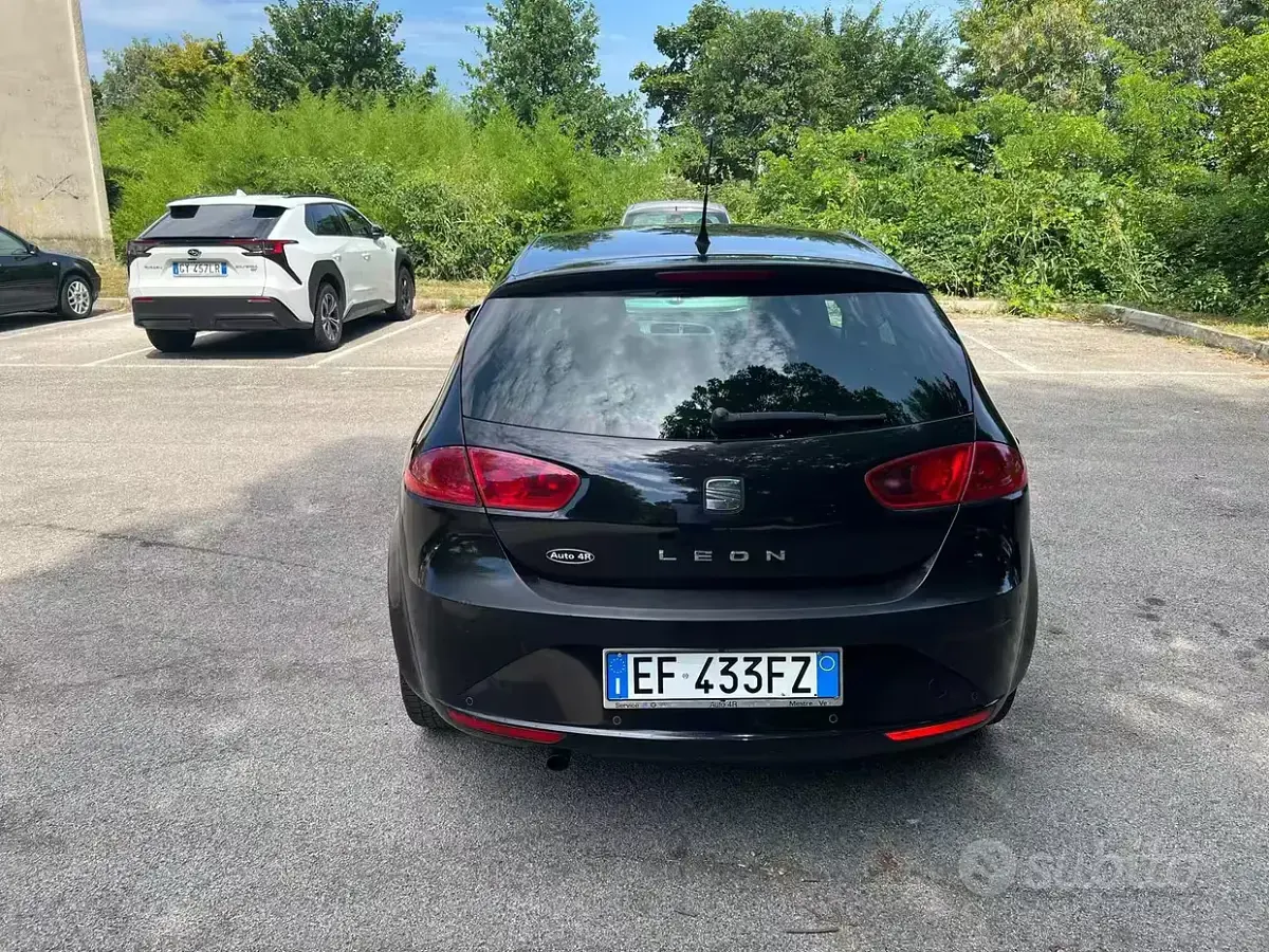 Usata Seat Leon 105 CV (77 kW) 2010 Nero Utilitaria