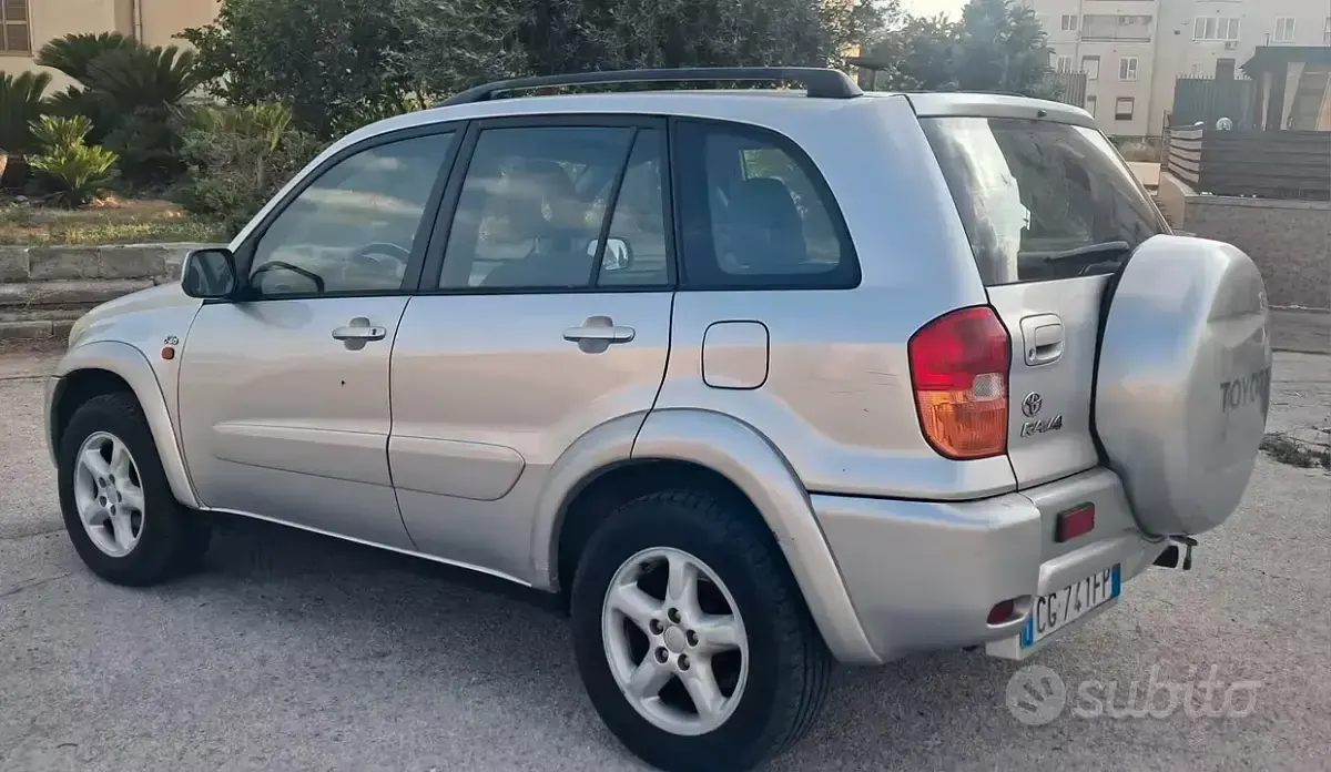 Usata Toyota RAV4 128 CV (94 kW) 2003 Grigio SUV
