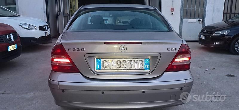 Usata Mercedes C220 Elegance 122 CV (89 kW) 2005 Grigio Berlina