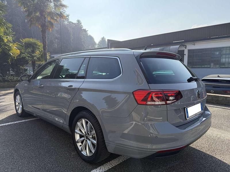 Usata VW Passat Business 122 CV (89 kW) 2023 Moonstone grey Station wagon