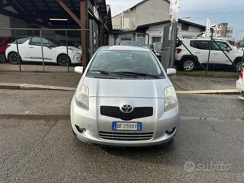 Usata Toyota Yaris 87 CV (63 kW) 2007 Grigio Berlina