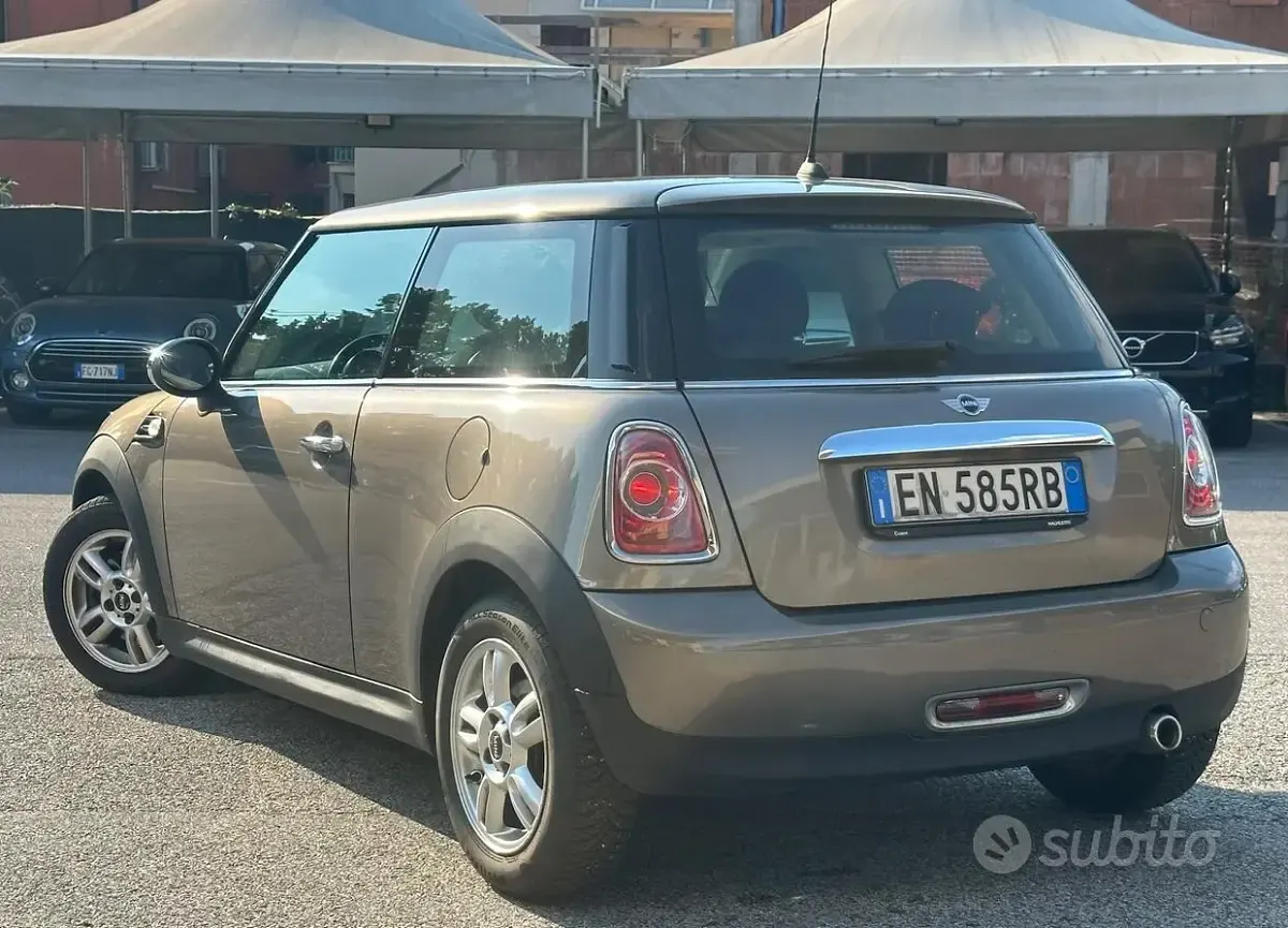 Usata Mini Cooper D 90 CV (66 kW) 2012 Marrone Utilitaria